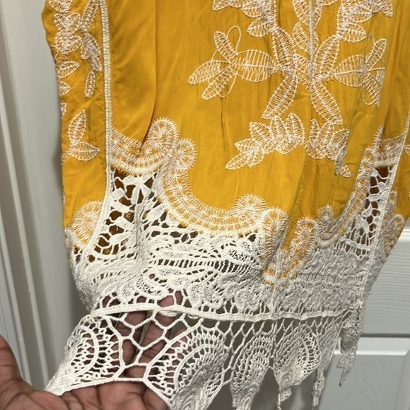 Gorgeous Yellow tunic, embroidered with white lace, Size 18/20 EST 1946. - Picture 4 of 7